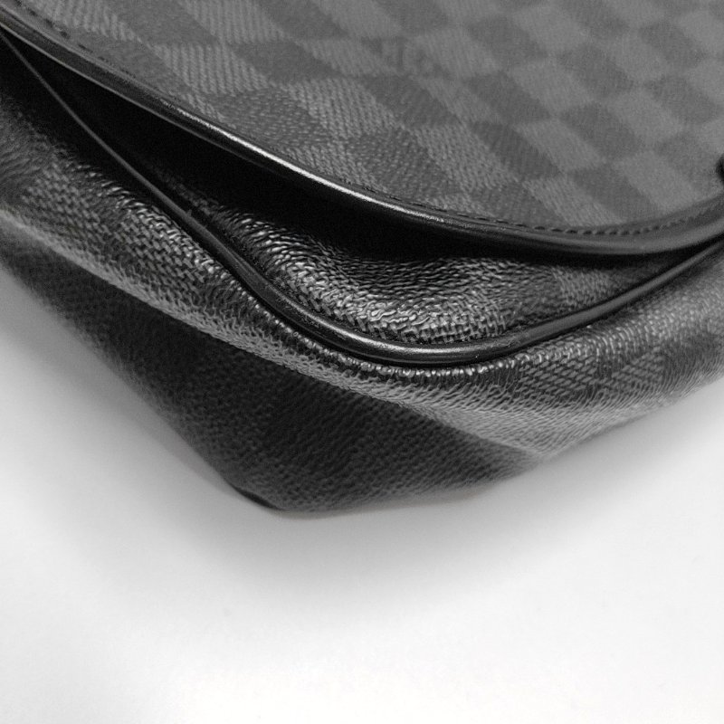 LOUIS VUITTON DISTRICT 灰色塗層帆布棋盤格斜背包肩背包 銀色五金-9