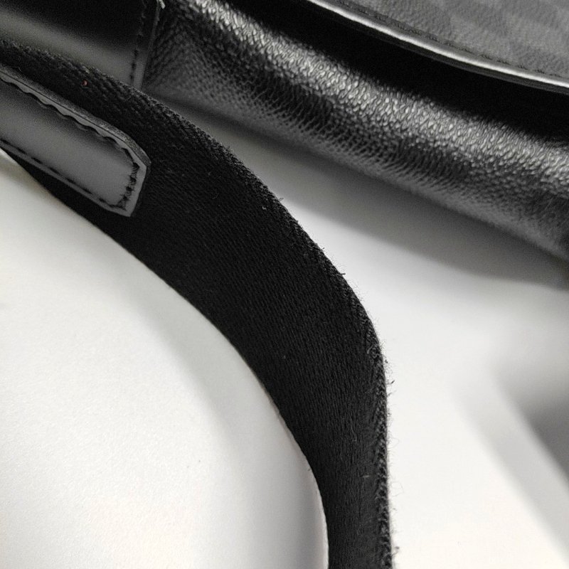 LOUIS VUITTON DISTRICT 灰色塗層帆布棋盤格斜背包肩背包 銀色五金-11