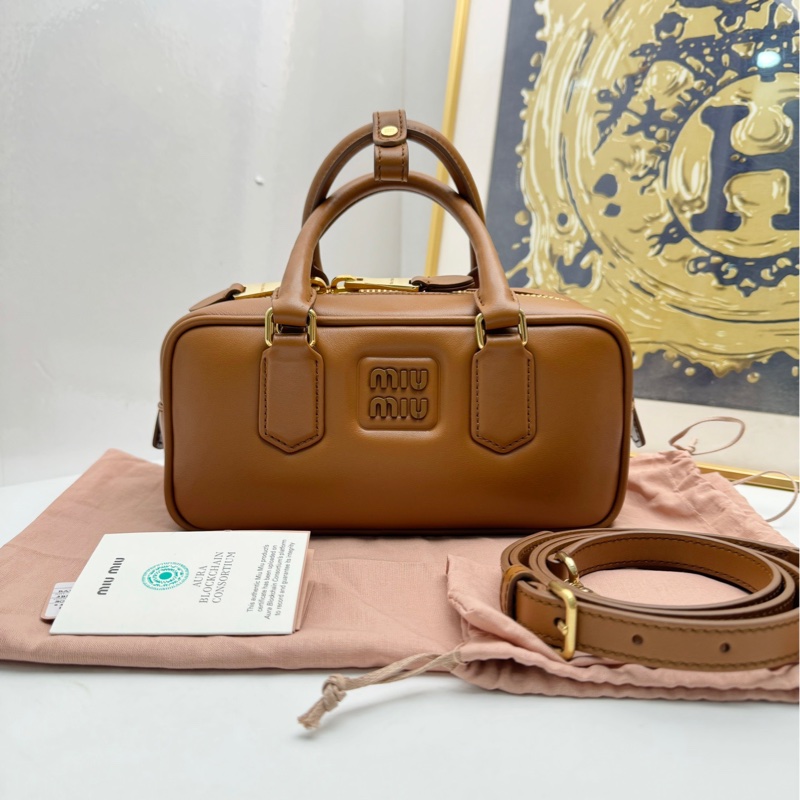 【99❤️ 閒置】 MIUMIU Arcadie系列 保齡球 手提斜挎包 小號 乾邑色 焦糖色-0