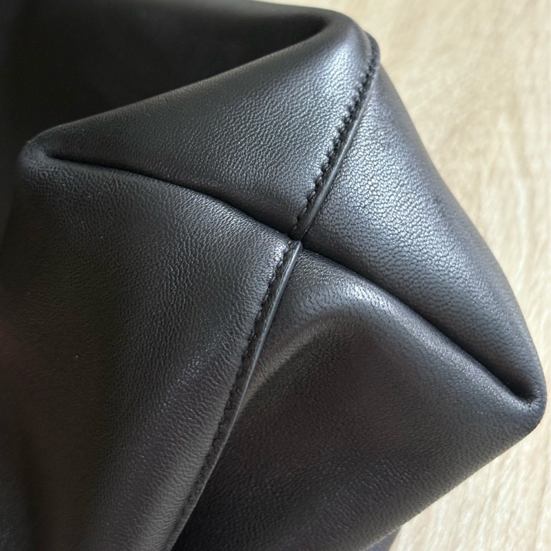 YSL 聖羅蘭 黑色 小羊皮 抽繩水桶包-10