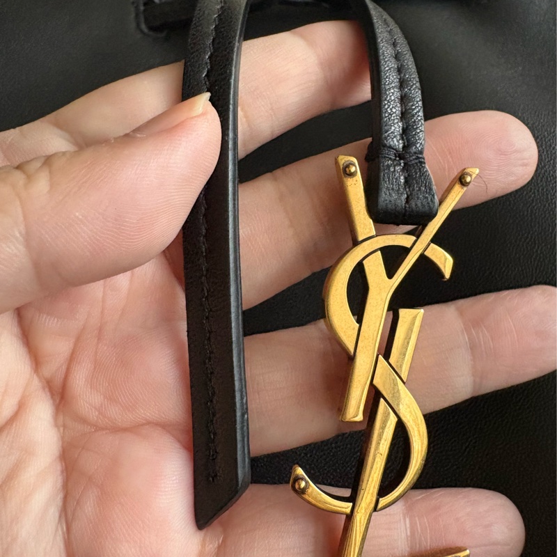 YSL 聖羅蘭 黑色 小羊皮 抽繩水桶包-16