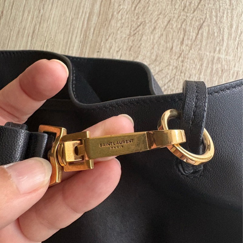 YSL 聖羅蘭 黑色 小羊皮 抽繩水桶包-17