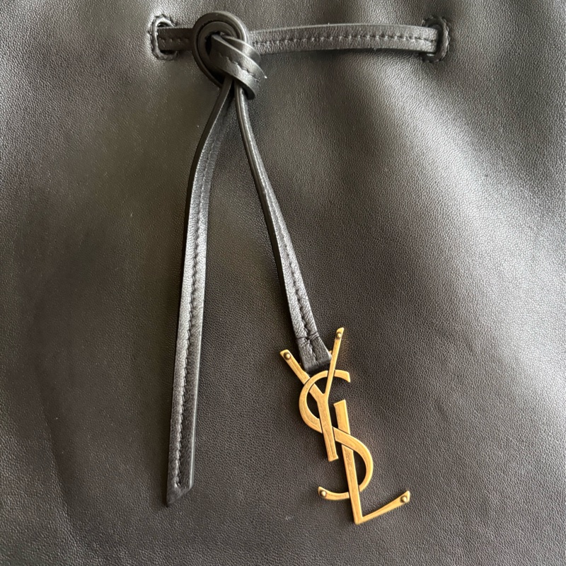 YSL 聖羅蘭 黑色 小羊皮 抽繩水桶包-23