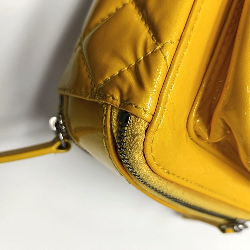 CHANEL 黃色漆皮萎格紋絎縫單肩包 銀色五金 20開-10