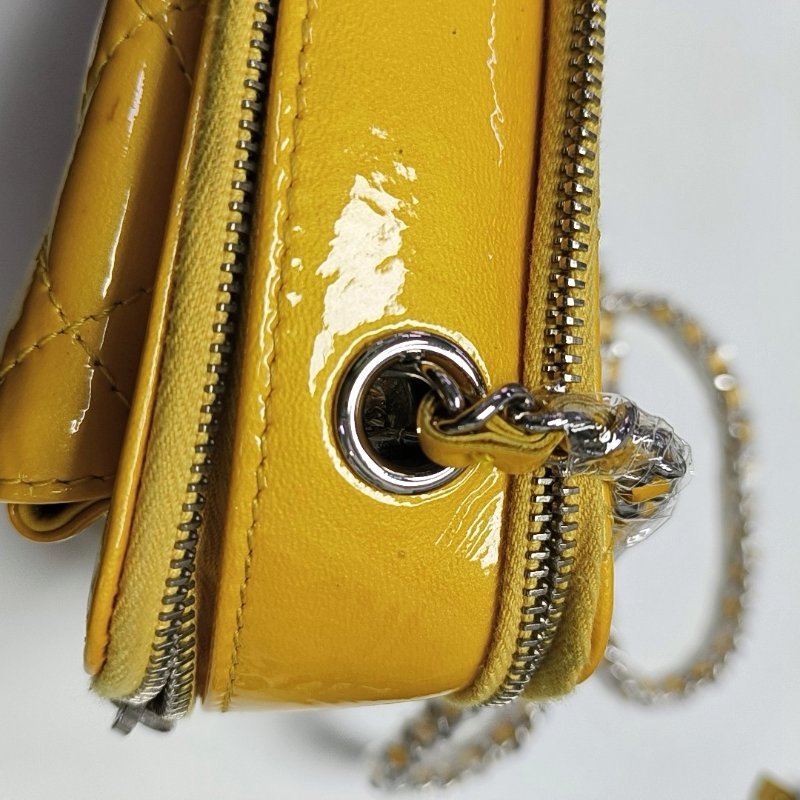 CHANEL 黃色漆皮萎格紋絎縫單肩包 銀色五金 20開-14