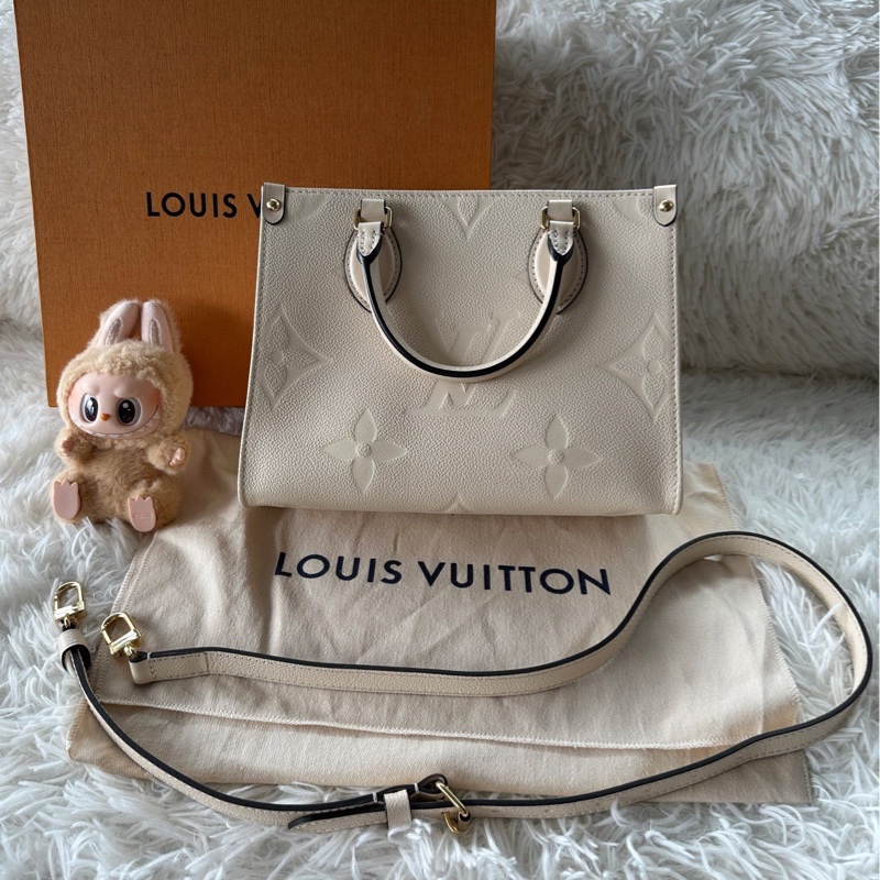 【配件：包裝盒、防塵袋 💕】lv LOUIS VUITTON ONTHEGO PM 可拆卸可調節肩帶  荔枝牛皮 叢林包 托特包 Tote包 購物袋 單肩 斜挎 手提包 小號 奶油白-0