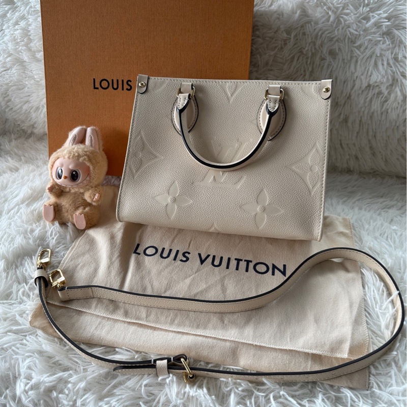 【配件：包裝盒、防塵袋 💕】lv LOUIS VUITTON ONTHEGO PM 可拆卸可調節肩帶  荔枝牛皮 叢林包 托特包 Tote包 購物袋 單肩 斜挎 手提包 小號 奶油白-1