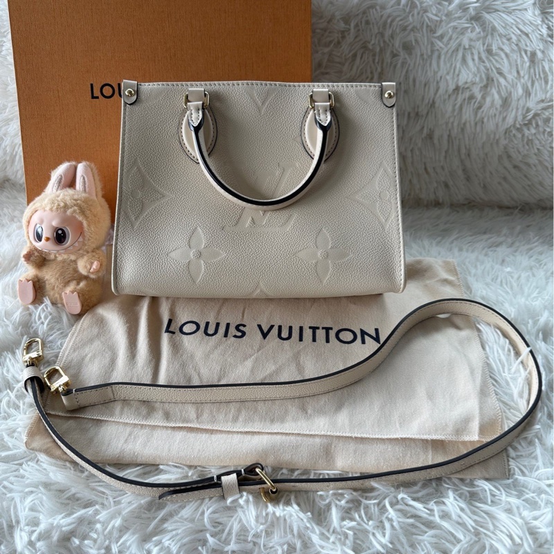 【配件：包裝盒、防塵袋 💕】lv LOUIS VUITTON ONTHEGO PM 可拆卸可調節肩帶  荔枝牛皮 叢林包 托特包 Tote包 購物袋 單肩 斜挎 手提包 小號 奶油白-2