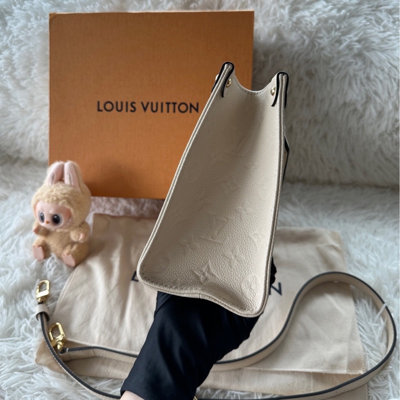 【配件：包裝盒、防塵袋 💕】lv LOUIS VUITTON ONTHEGO PM 可拆卸可調節肩帶  荔枝牛皮 叢林包 托特包 Tote包 購物袋 單肩 斜挎 手提包 小號 奶油白-3