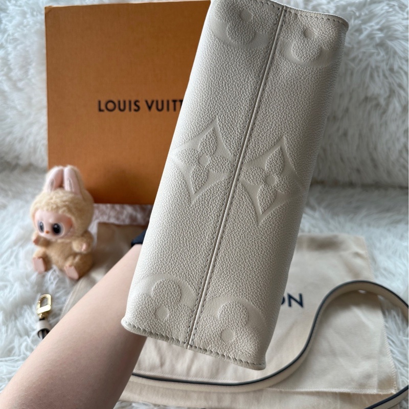【配件：包裝盒、防塵袋 💕】lv LOUIS VUITTON ONTHEGO PM 可拆卸可調節肩帶  荔枝牛皮 叢林包 托特包 Tote包 購物袋 單肩 斜挎 手提包 小號 奶油白-4