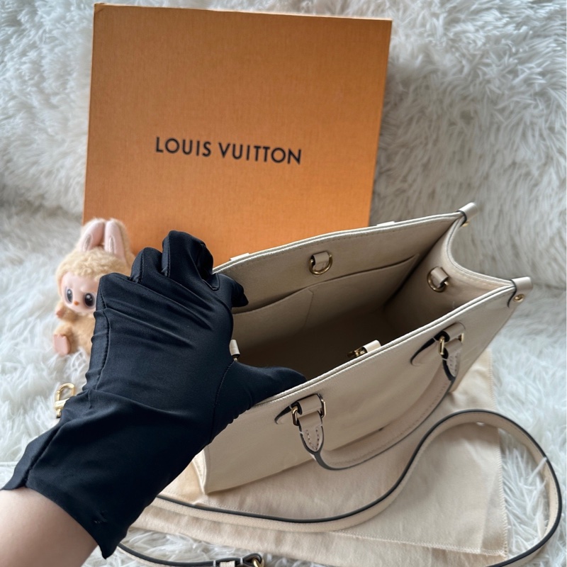 【配件：包裝盒、防塵袋 💕】lv LOUIS VUITTON ONTHEGO PM 可拆卸可調節肩帶  荔枝牛皮 叢林包 托特包 Tote包 購物袋 單肩 斜挎 手提包 小號 奶油白-5