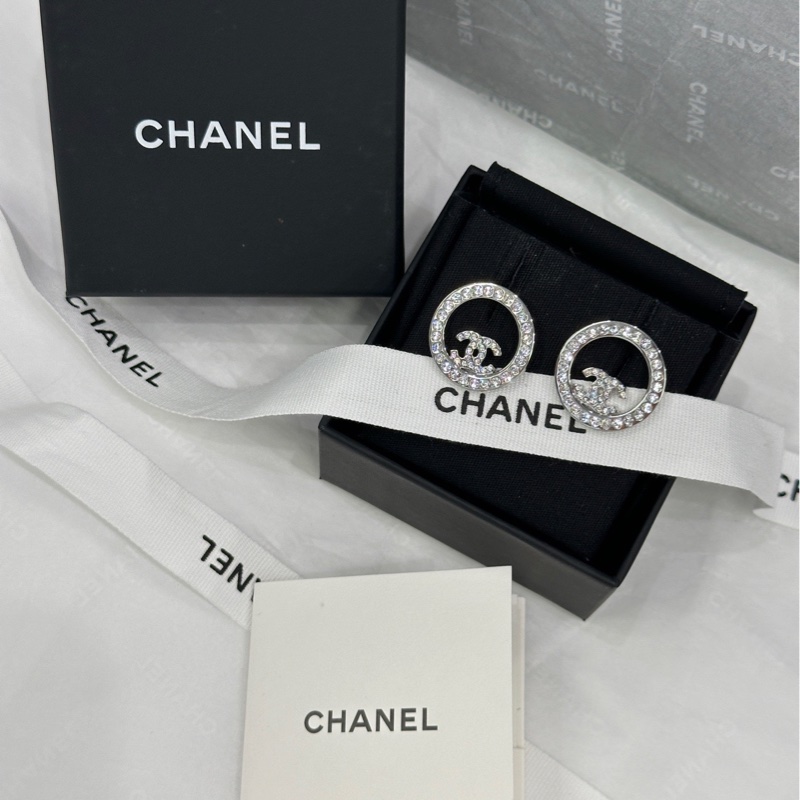 【配件 包裝盒 💕】 Chanel 雙c 鏤空 圓形 滿鑽 耳環-1