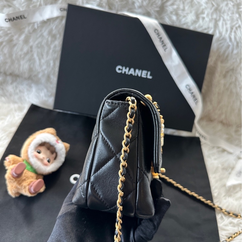 【配件：防塵袋 💕】Chanel 24A 珍珠鏈 鑽石logo鏈條 黑金 羊皮 手提 斜挎 單肩-3