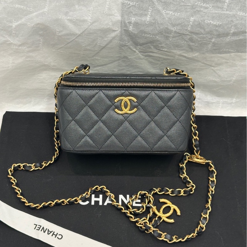 【配件:防塵袋 💕】Chanel 24s 浮雕logo鏈條 ot扣 黑金色 長盒子包 可斜挎單肩 荔枝牛皮-0