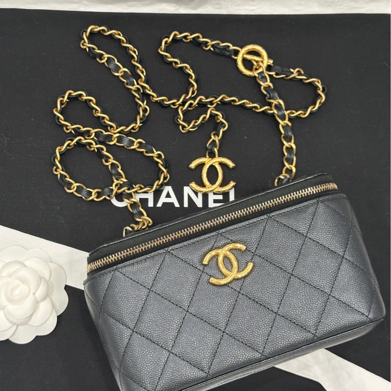 【配件:防塵袋 💕】Chanel 24s 浮雕logo鏈條 ot扣 黑金色 長盒子包 可斜挎單肩 荔枝牛皮-5
