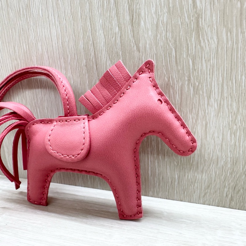 HERMES玫瑰粉色小馬吊飾PM-5