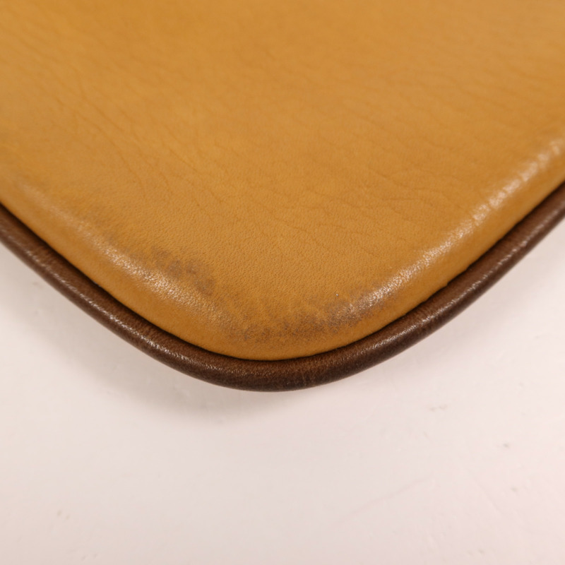 LOEWE 牛皮皮革Pouch金扣手拿包-8