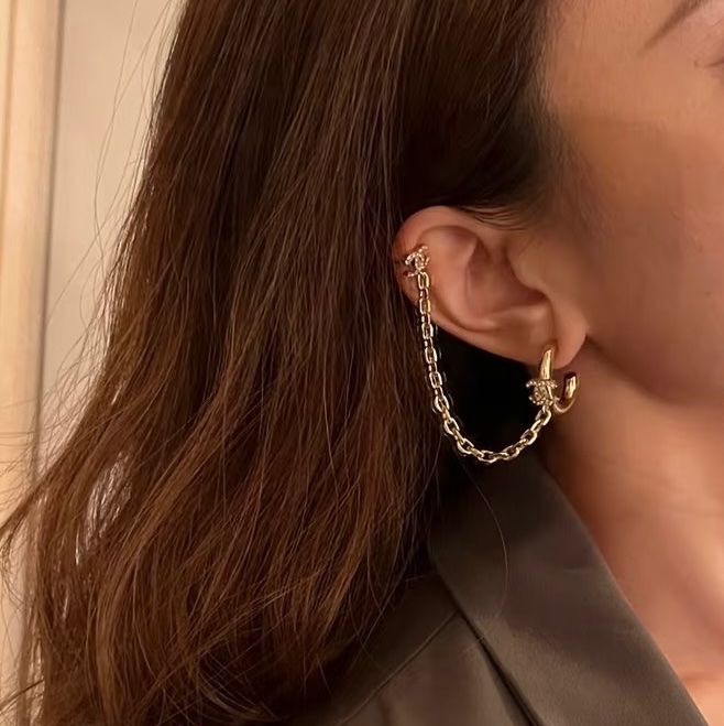 CHANEL金色半圓雙C水鑽耳骨釦耳環-10