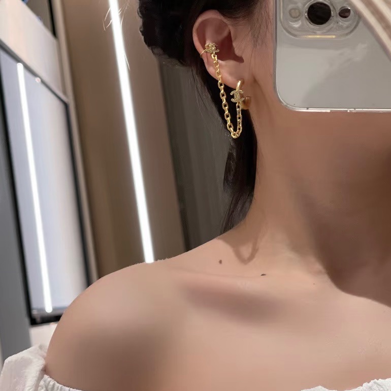 CHANEL金色半圓雙C水鑽耳骨釦耳環-11