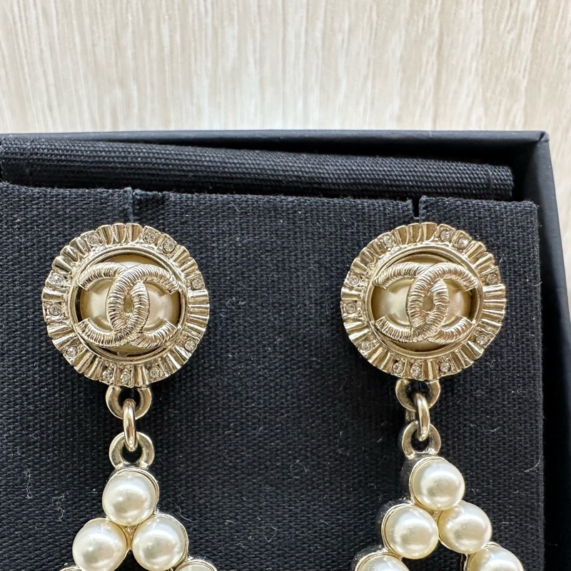 CHANEL水滴造型珍珠鑲水鑽針式垂墜耳環AB4013-2