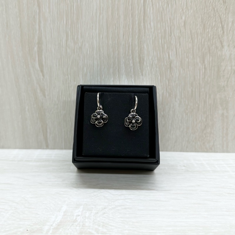 CHANEL黑色琺瑯拚銀色飾邊山茶花造型勾式垂墜耳環A37979-0