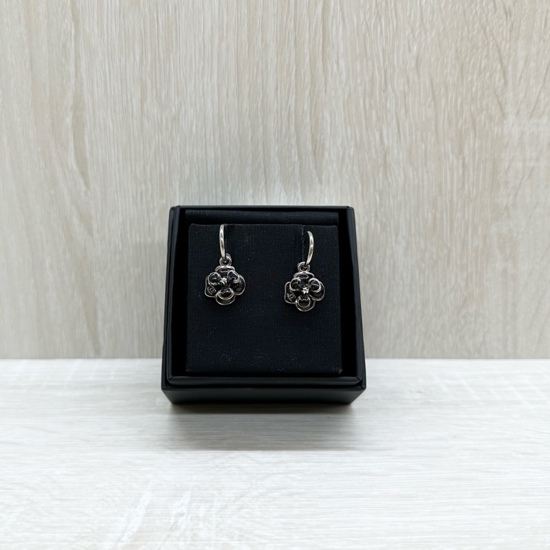 CHANEL黑色琺瑯拚銀色飾邊山茶花造型勾式垂墜耳環A37979-1