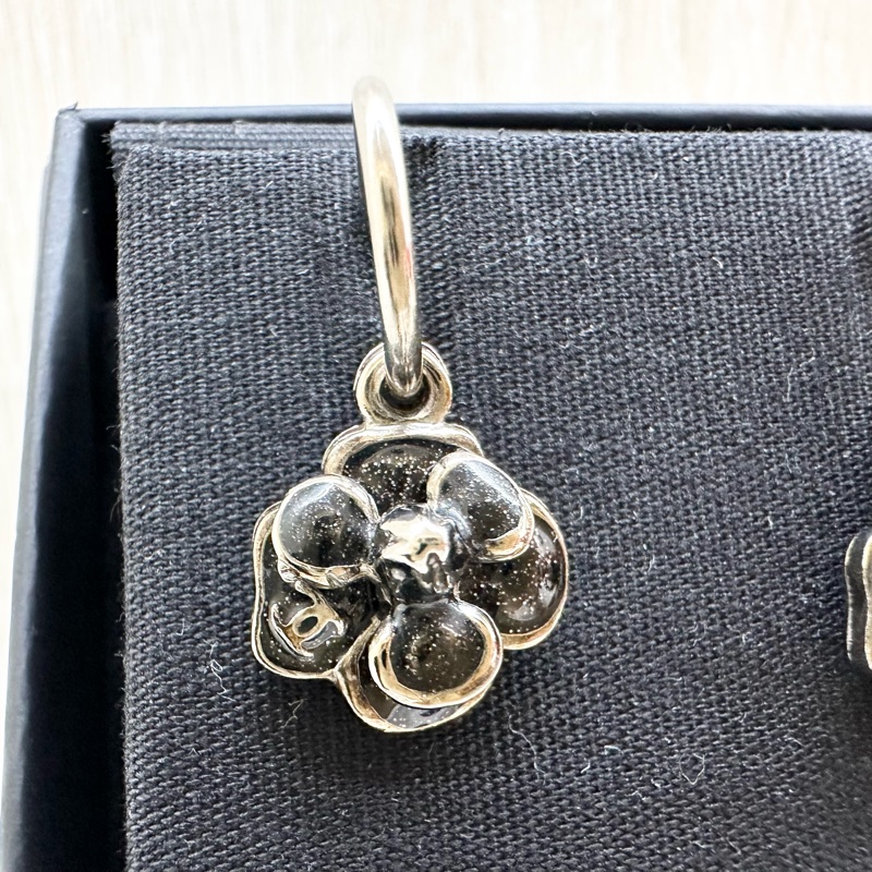 CHANEL黑色琺瑯拚銀色飾邊山茶花造型勾式垂墜耳環A37979-2