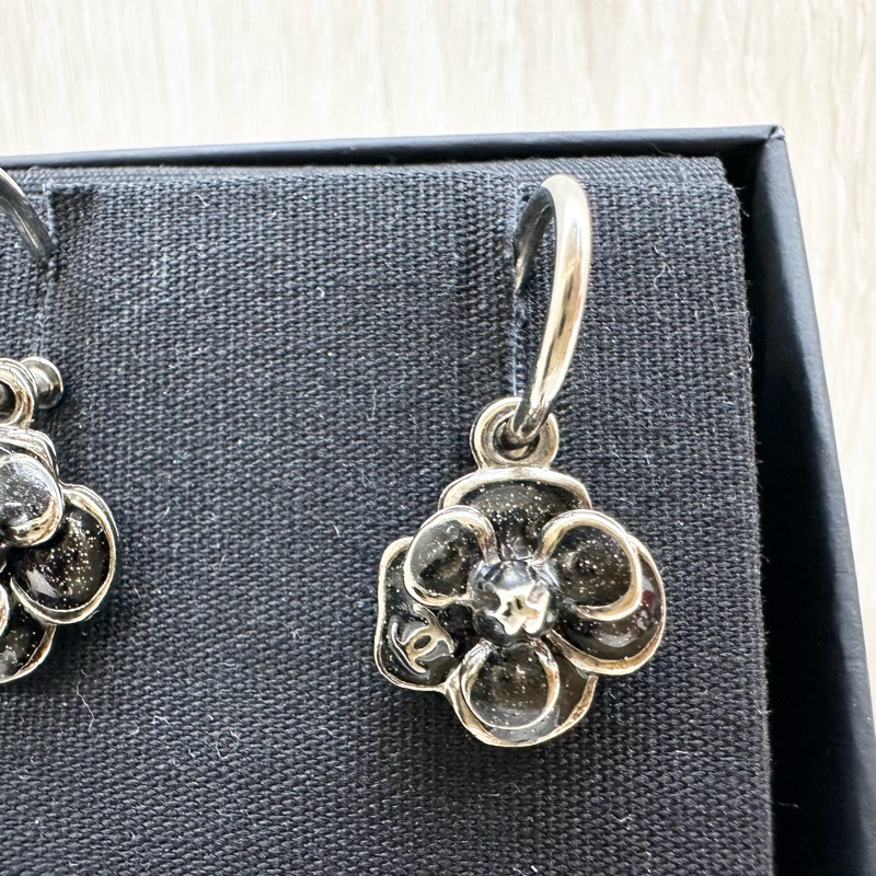 CHANEL黑色琺瑯拚銀色飾邊山茶花造型勾式垂墜耳環A37979-3