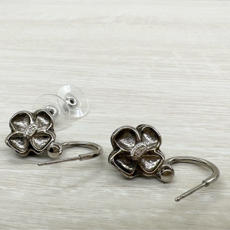 CHANEL黑色琺瑯拚銀色飾邊山茶花造型勾式垂墜耳環A37979-6