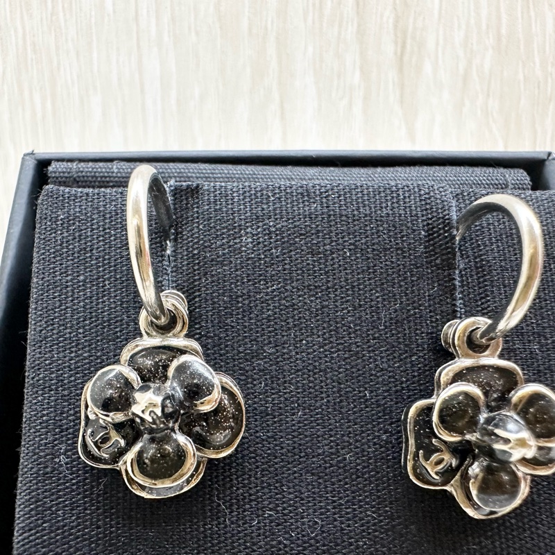 CHANEL黑色琺瑯拚銀色飾邊山茶花造型勾式垂墜耳環A37979-8