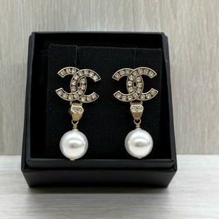 CHANEL金色雙C水鑽珍珠針式耳環