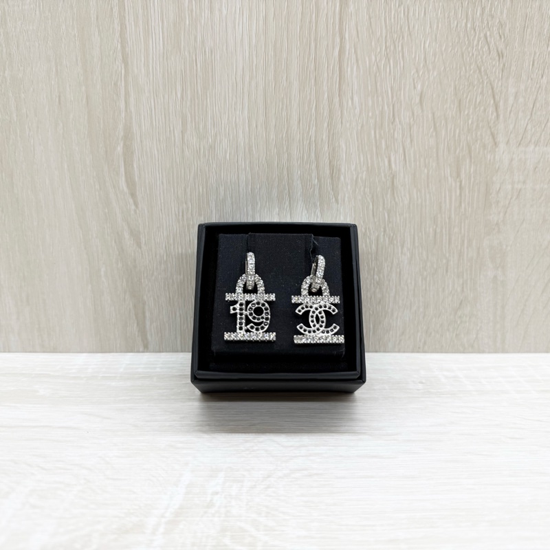 CHANEL銀色水鑽雙C 19造型針式垂墜耳環AB8980-0