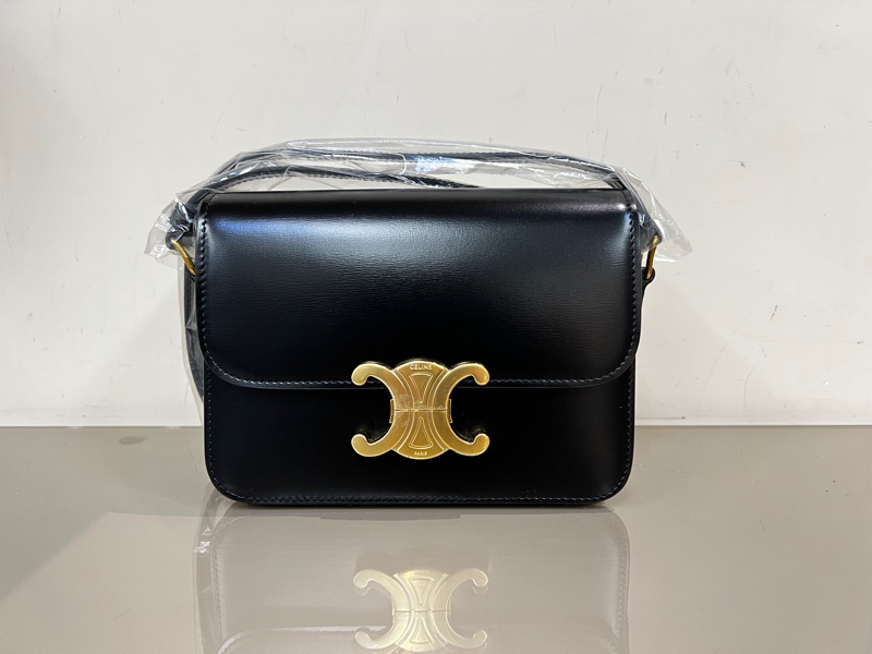 Celine 黑滑面牛皮金釦下蓋Teen Triomphe 肩斜背包-0