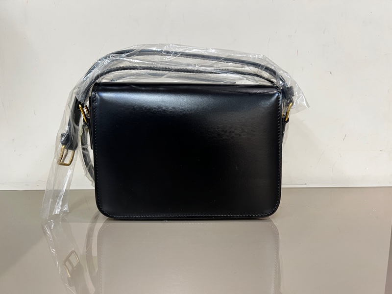 Celine 黑滑面牛皮金釦下蓋Teen Triomphe 肩斜背包-1