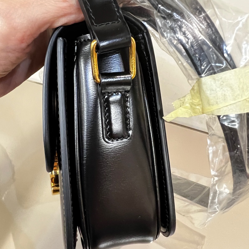 Celine 黑滑面牛皮金釦下蓋Teen Triomphe 肩斜背包-2