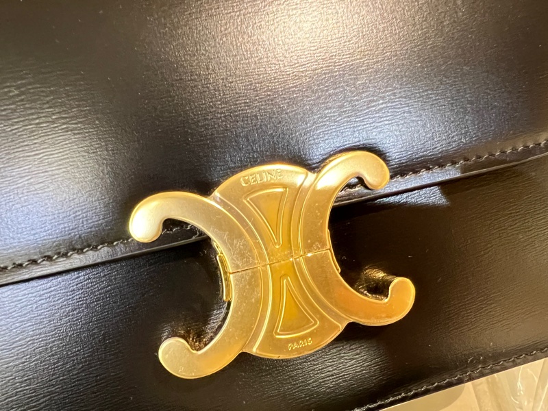 Celine 黑滑面牛皮金釦下蓋Teen Triomphe 肩斜背包-11