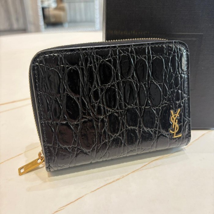 *SHIHNA名牌精品*YSL 金屬LOGO鱷魚壓紋小牛皮釦式零錢短夾黑-0