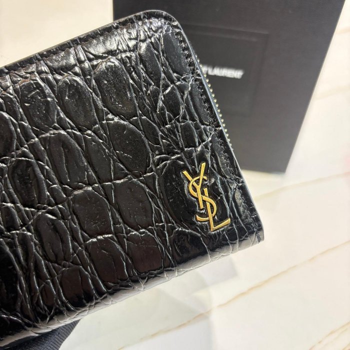*SHIHNA名牌精品*YSL 金屬LOGO鱷魚壓紋小牛皮釦式零錢短夾黑-1