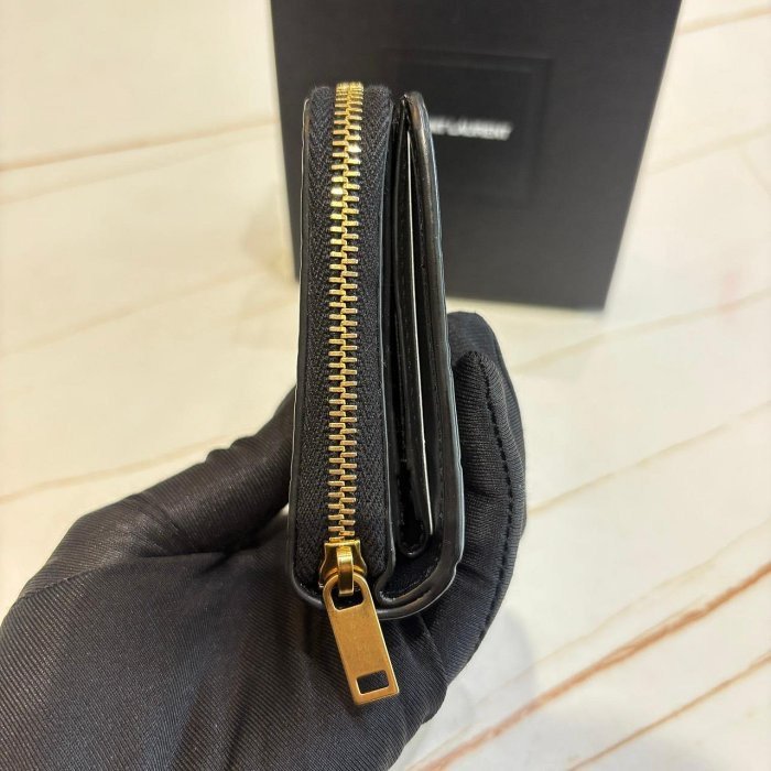*SHIHNA名牌精品*YSL 金屬LOGO鱷魚壓紋小牛皮釦式零錢短夾黑-2