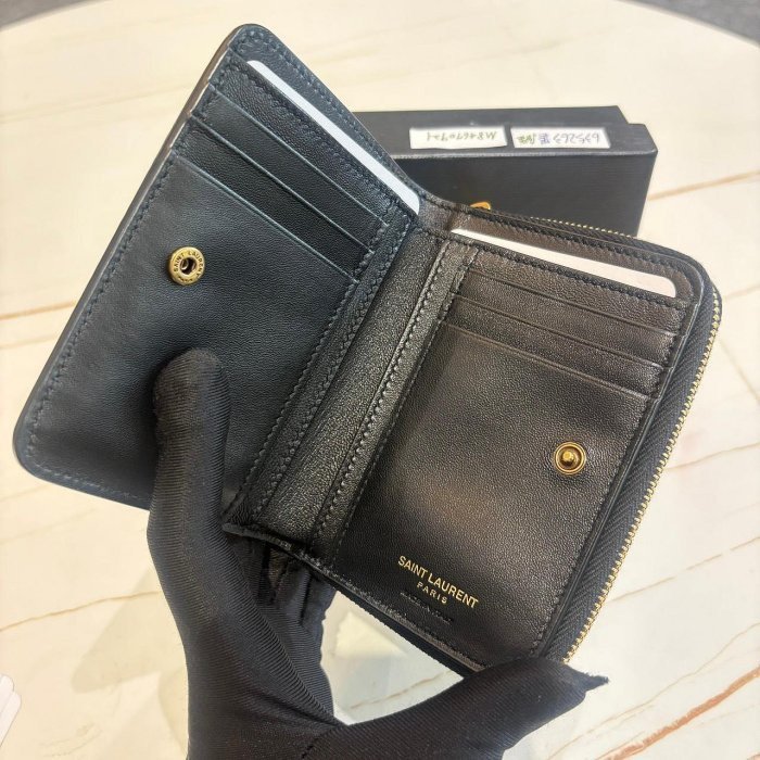 *SHIHNA名牌精品*YSL 金屬LOGO鱷魚壓紋小牛皮釦式零錢短夾黑-5