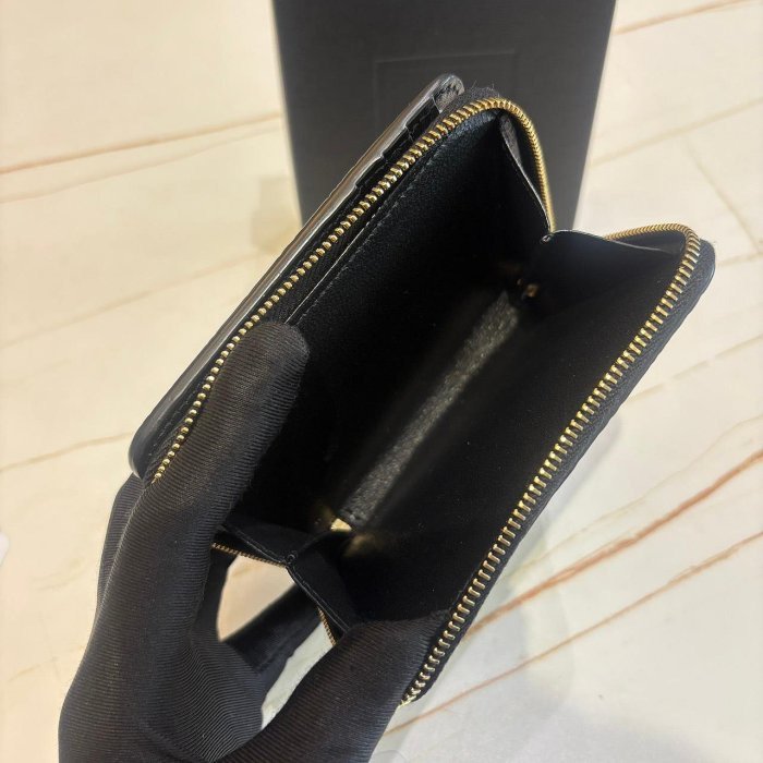 *SHIHNA名牌精品*YSL 金屬LOGO鱷魚壓紋小牛皮釦式零錢短夾黑-7