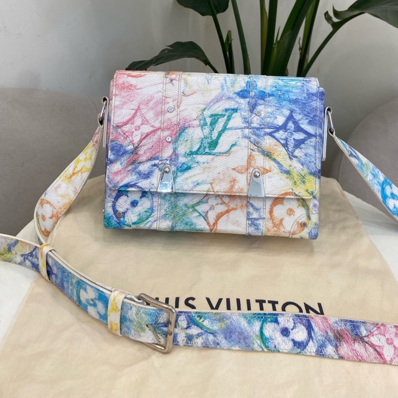 LV 炫彩蠟染郵差包trunk 芯片款 蠟筆彩繪系列 絕版限定 尺寸約24×5.5×18cm。-1