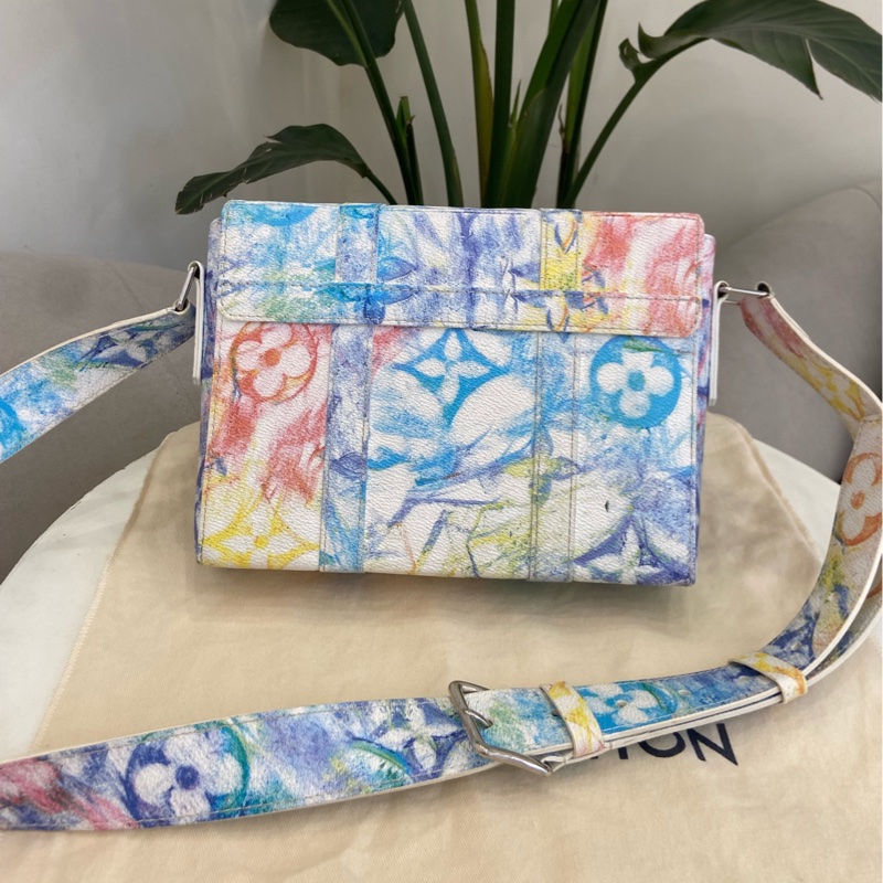 LV 炫彩蠟染郵差包trunk 芯片款 蠟筆彩繪系列 絕版限定 尺寸約24×5.5×18cm。-2