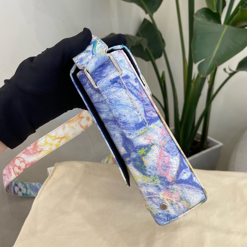 LV 炫彩蠟染郵差包trunk 芯片款 蠟筆彩繪系列 絕版限定 尺寸約24×5.5×18cm。-3