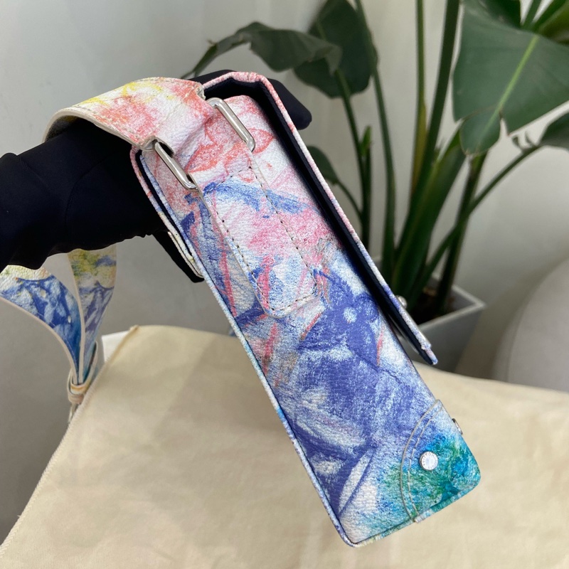 LV 炫彩蠟染郵差包trunk 芯片款 蠟筆彩繪系列 絕版限定 尺寸約24×5.5×18cm。-10