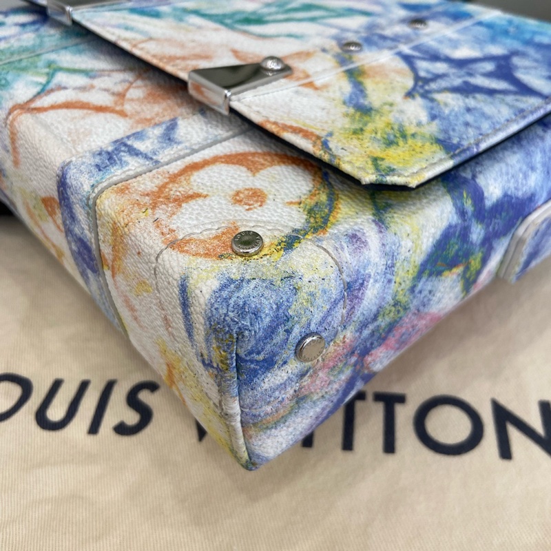 LV 炫彩蠟染郵差包trunk 芯片款 蠟筆彩繪系列 絕版限定 尺寸約24×5.5×18cm。-14