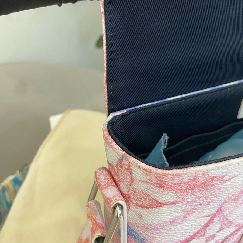 LV 炫彩蠟染郵差包trunk 芯片款 蠟筆彩繪系列 絕版限定 尺寸約24×5.5×18cm。-25