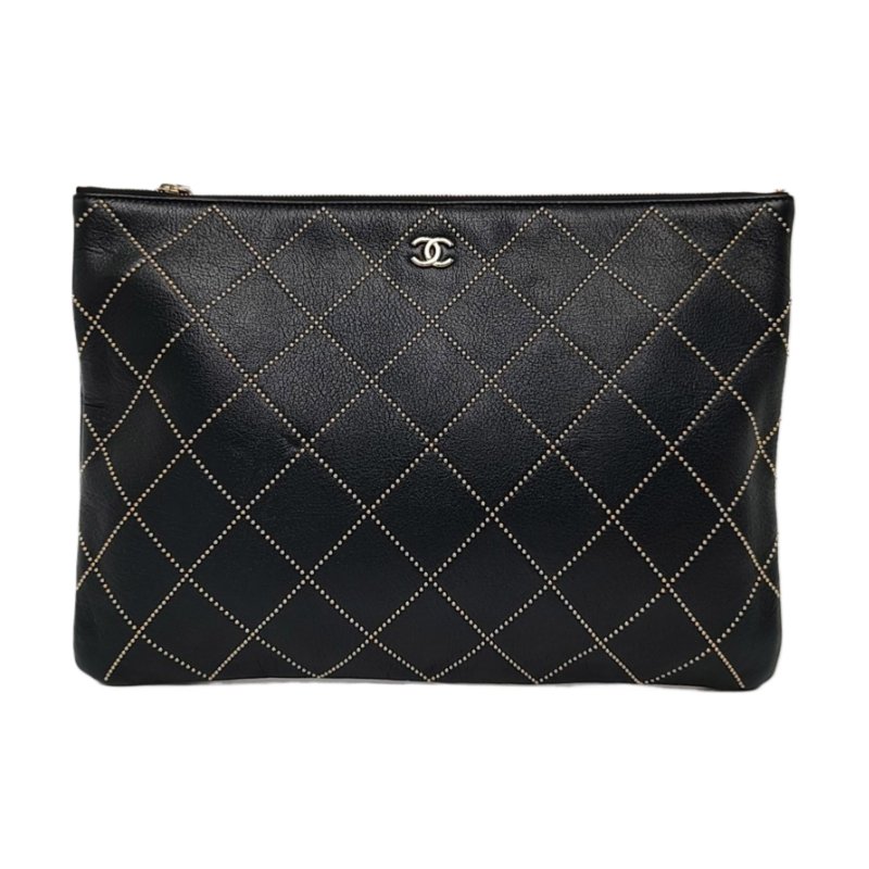 CHANEL黑色羊皮菱格紋鉚釘手拿包 金色五金 27開-0