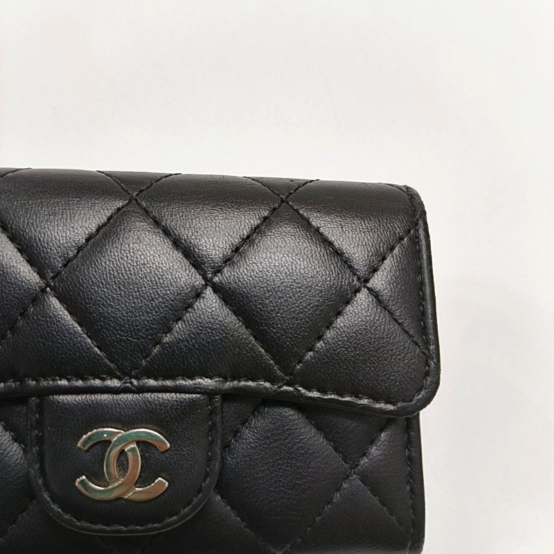 CHANEL CLASSIC FLAP 黑色羊皮萎格紋卡包 銀色五金 24開 配件齊全-8