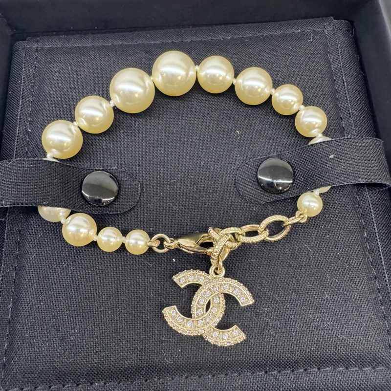 CHANEL 100周年限定珍珠水鑽雙C手鍊-3